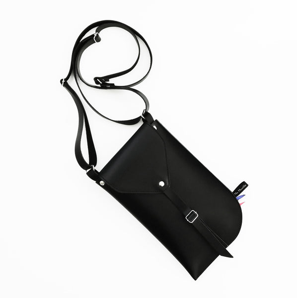 Détails poche intérieur du sac Marmotte en cuir grainé noir porté épaule, fabricaction française et artisanale