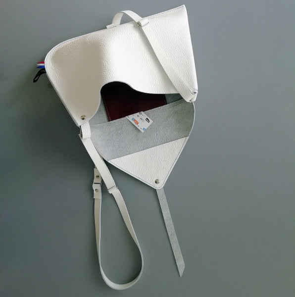 Intérieur poche du Sac Mistinguett porté épaule en cuir grainé blanc, fabrication artisanale et française